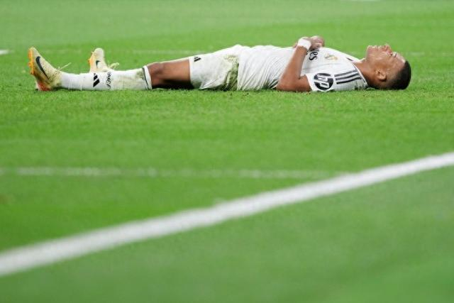 封烟呢？荷甲阿贾克斯vs格罗宁根因为烟雾太大被终止（荷甲阿贾克斯VS格罗宁根因浓烟过大比赛中止）