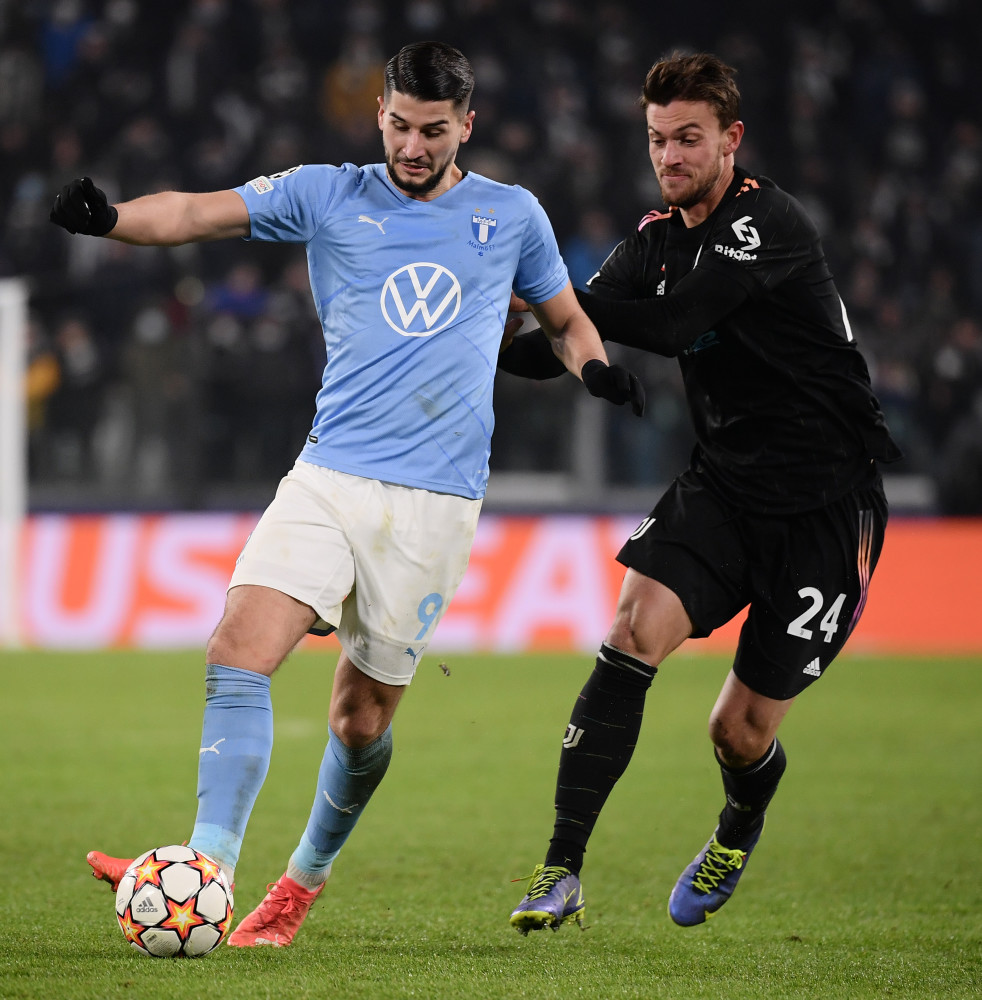 曼联客场不败创英超最长纪录，B费贡献2球1助攻，但防守漏洞明显，积分排名靠后。（曼联客场不败续写英超最长纪录，B费梅开二度并送助攻，防线隐患明显、积分依旧靠后）