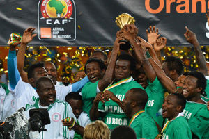 上海海港足球俱乐部举行2025赛季出征仪式（上海海港开启2025赛季征程，出征仪式启幕）