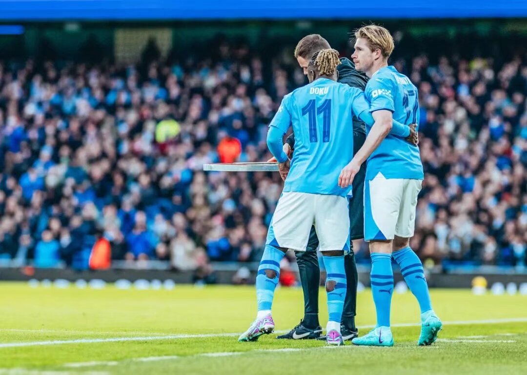 因右踝发炎，朗尼克取消了担任阿森纳vs拜仁解说嘉宾的计划（受右踝炎症影响，朗尼克取消参与阿森纳vs拜仁解说）