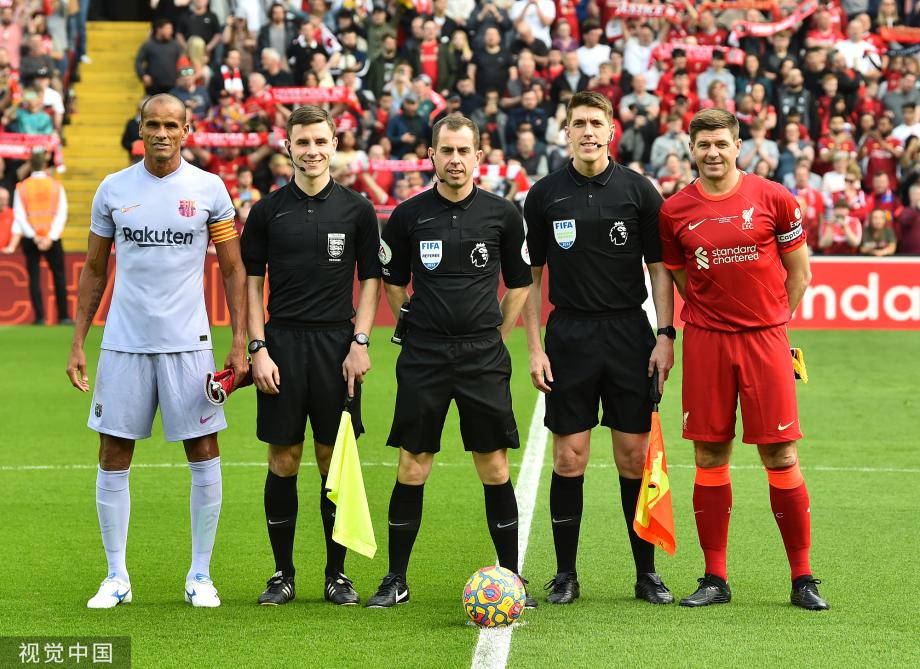 心系老东家，维尼修斯晒穿达尼洛弗拉门戈13号球衣打游戏（维尼修斯致敬旧主：穿达尼洛弗拉门戈13号球衣打游戏）