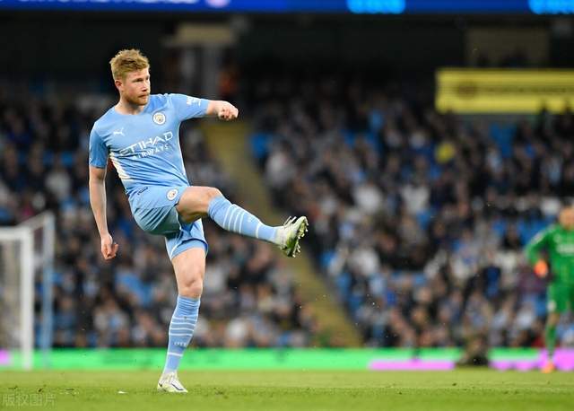 消息人士称，利物浦已开启谈判，有意以5000万英镑签下德甲顶级球员之一。（据知情人士透露，利物浦已展开磋商，计划以5000万英镑引进一位德甲顶尖球星。）