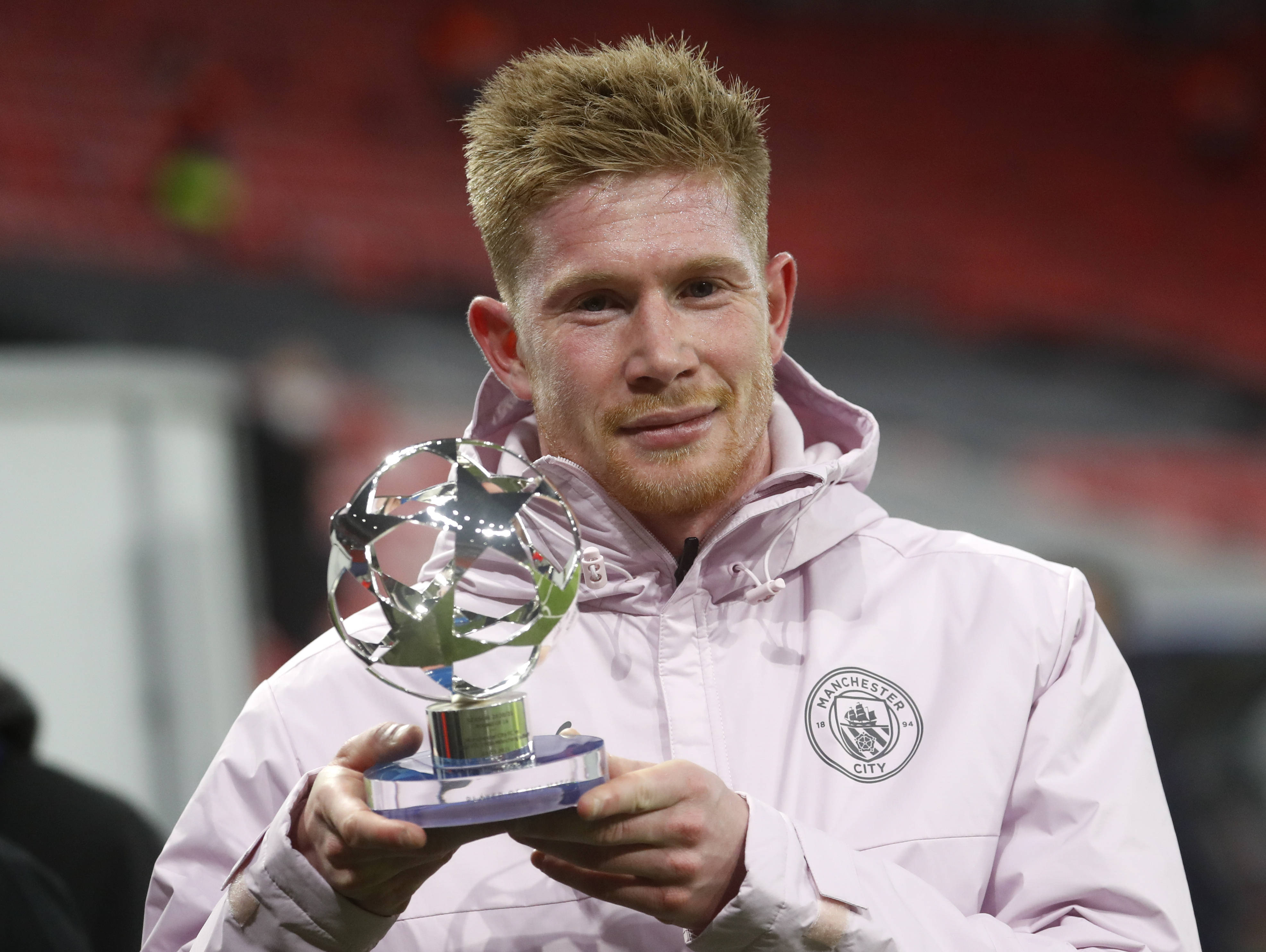 曼联英超赛场精彩抢断反击（曼联英超赛场断球后迅猛反击）