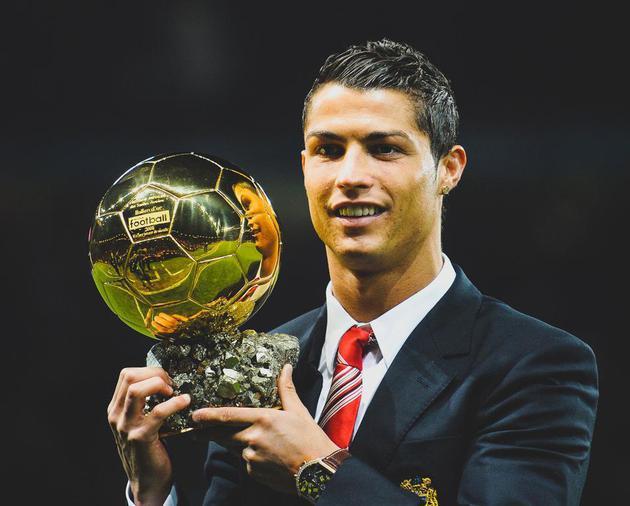 国脚伤愈后首秀建功，球迷称其回来了（国脚伤愈复出首秀发威，球迷赞其王者归来）