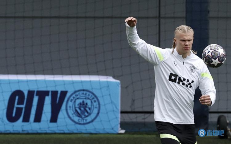 调皮二娃上线，穆勒庆祝夺冠时和25号队友高尔德顶牛假装受伤（穆勒夺冠庆祝又整活，与25号队友高尔德顶头后夸张装伤）