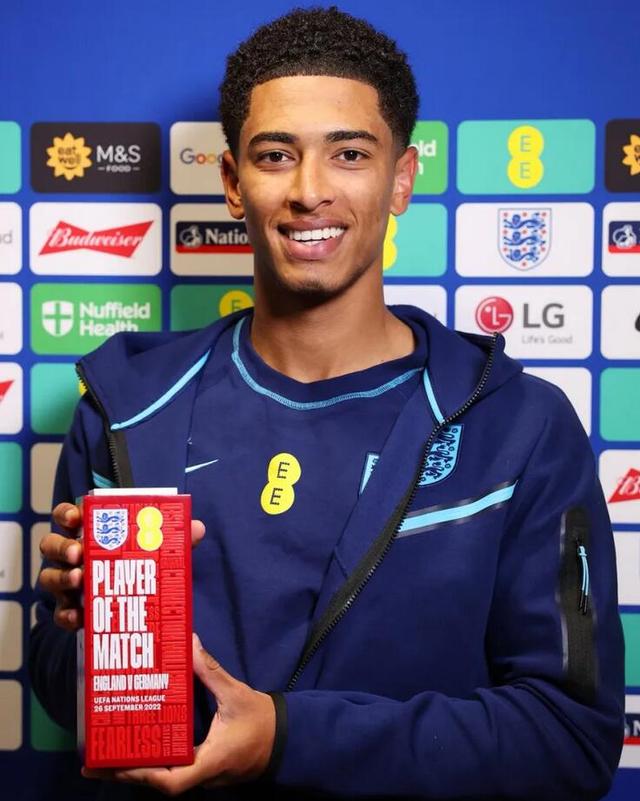 记者：阿根廷全队周四启程前往安哥拉，梅西届时将首发出战