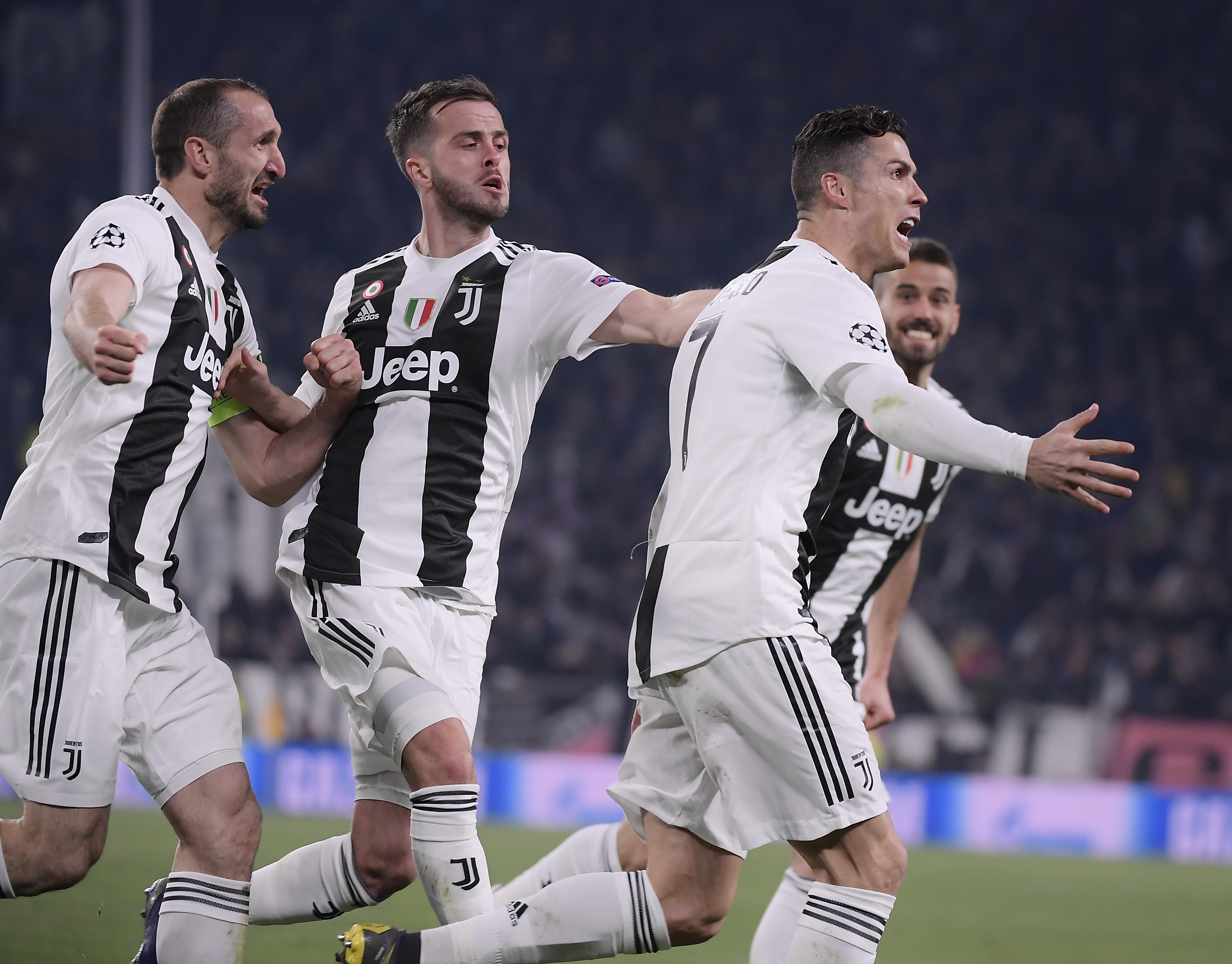 葡萄牙队首夺U17世界杯冠军，C罗：祝贺世界冠军🏆（葡萄牙U17首次加冕世界杯，C罗致贺：恭喜世界冠军🏆）