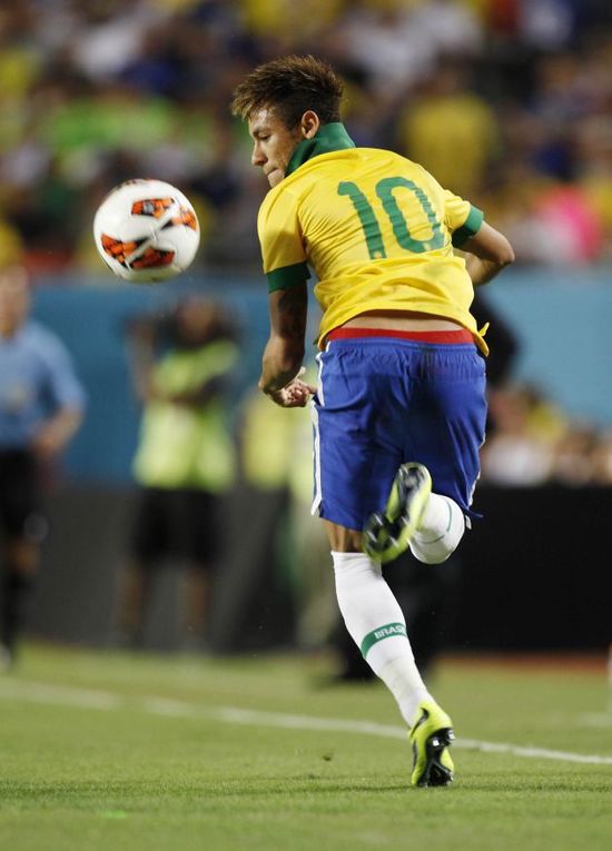 康宁汉姆29+10+8率队大胜，个人高效砍下准三双（康宁汉姆29分10板8助高效发威，领衔大胜收获准三双）